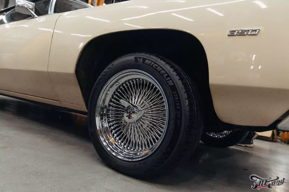 Фирменный шиномонтаж на стендах Hunter для Chevrolet Impala: собрали комплект колес Dayton Wire Wheels с системой knock-off!